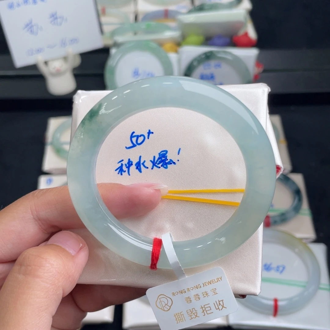 翡翠手镯未镶嵌翡翠手镯
