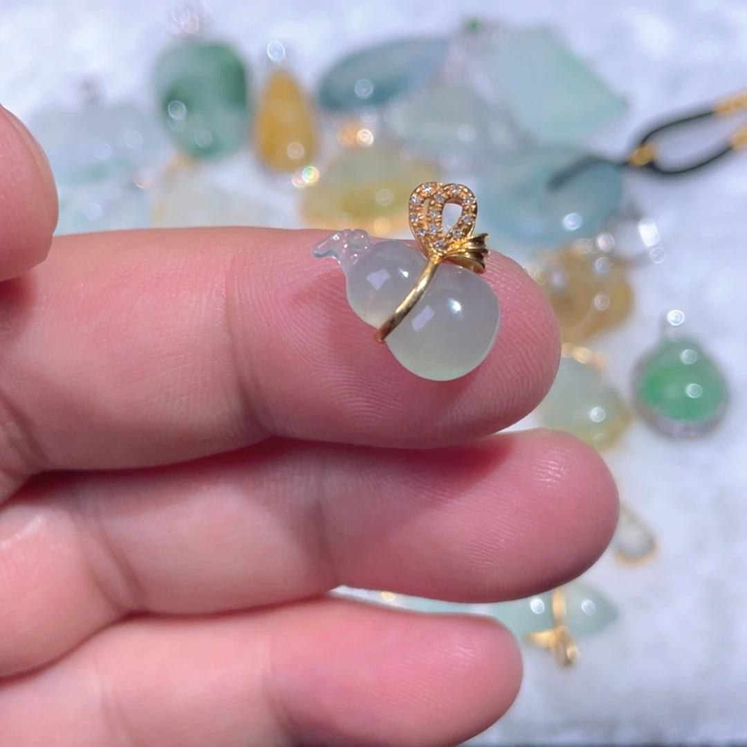 翡翠18K金镶嵌颈饰