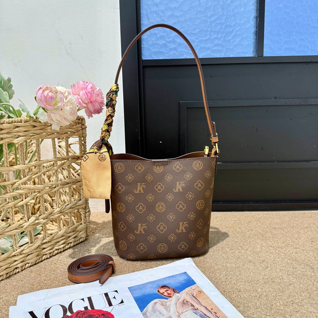 2025冬季新款简约风防盗防脏单肩包黑色单肩套装潮流斜跨水桶包