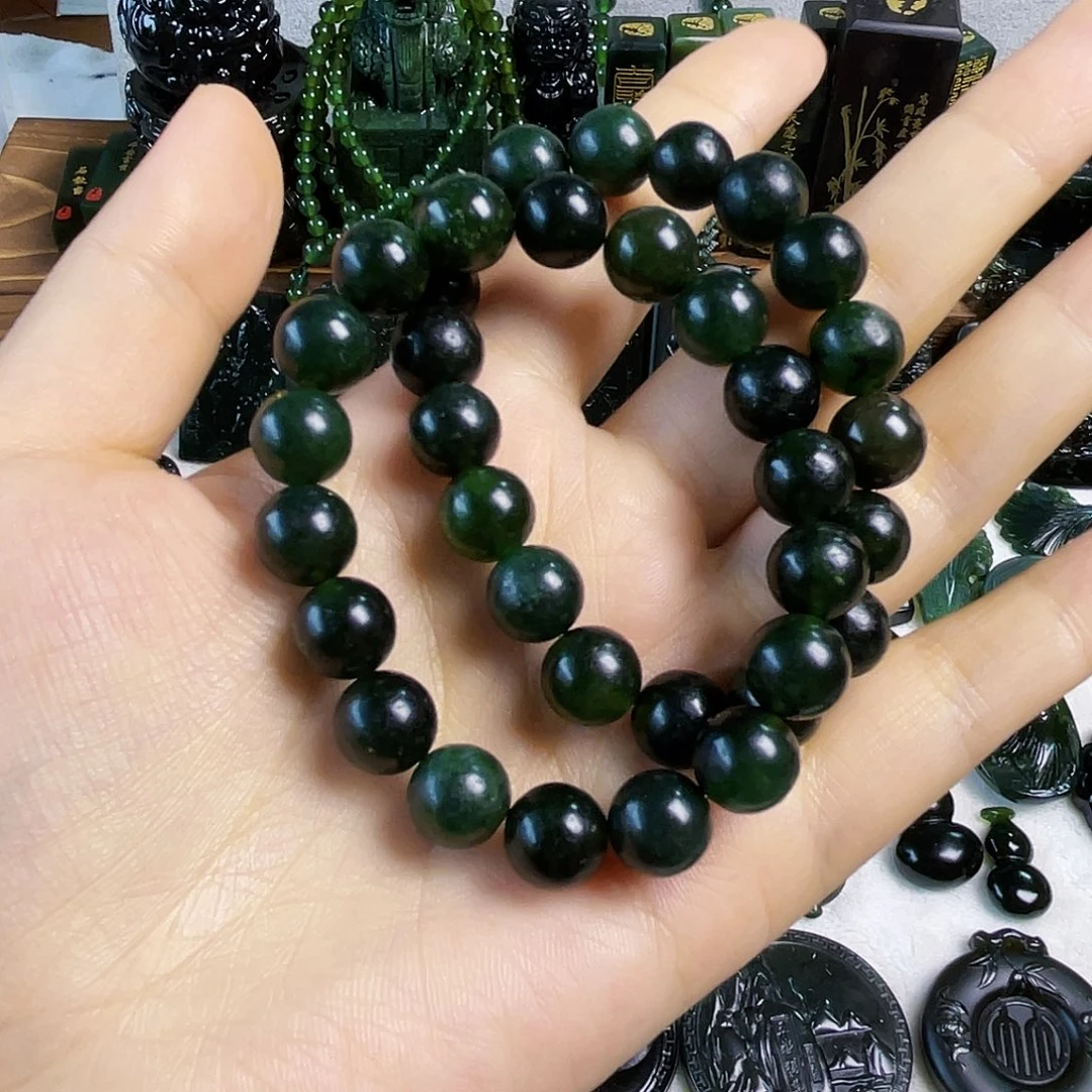 俊****未镶嵌蛇纹石玉颈饰