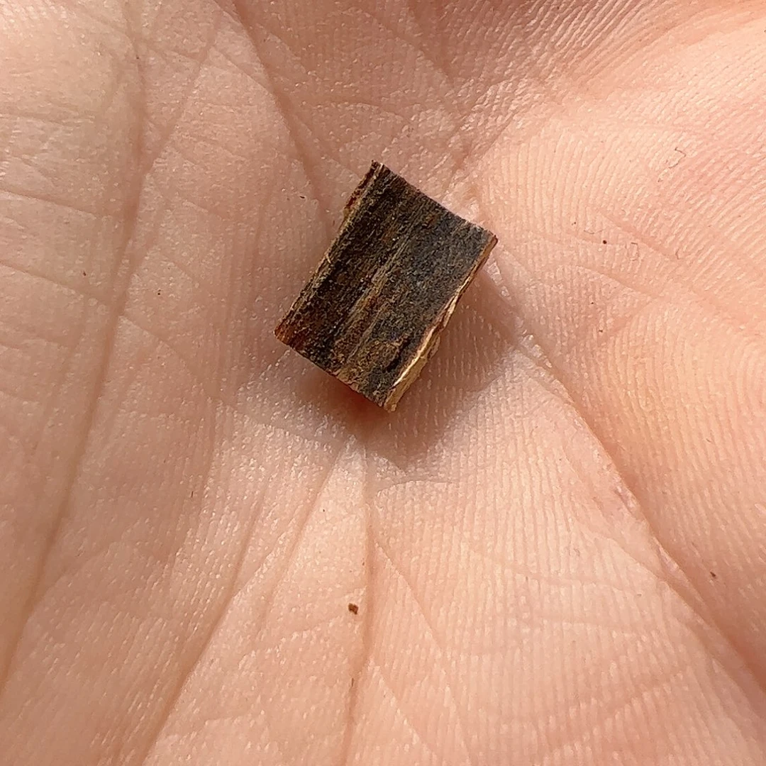 沉香手把件白奇沉水0.2克
