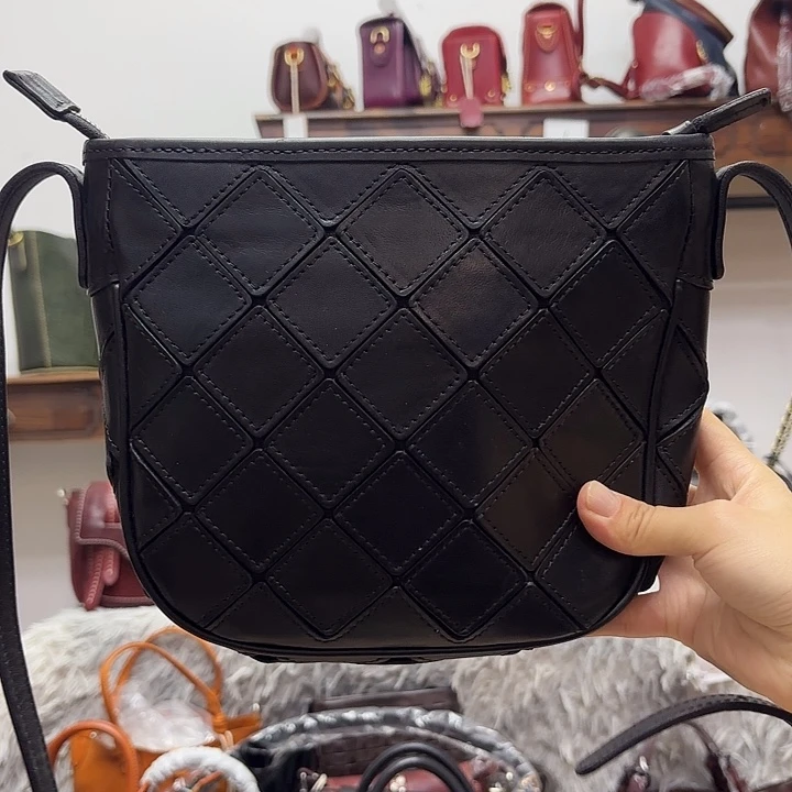 牛皮拼接格黑色斜挎牛家