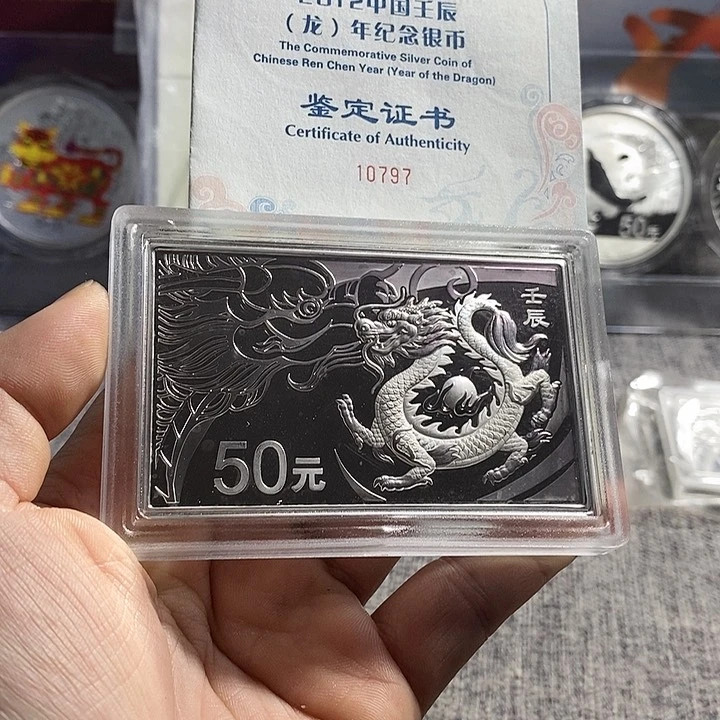 纯银梵**绕无盒带证书瑕疵品12年方银龙一枚如图