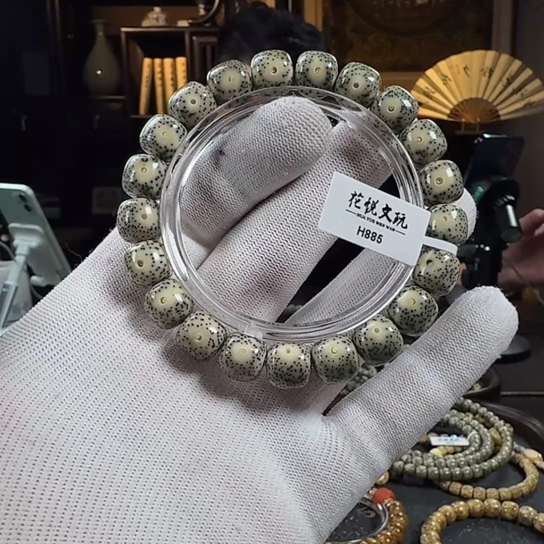 手串星月菩提11x10 石玉料绿包白针尖星 H885