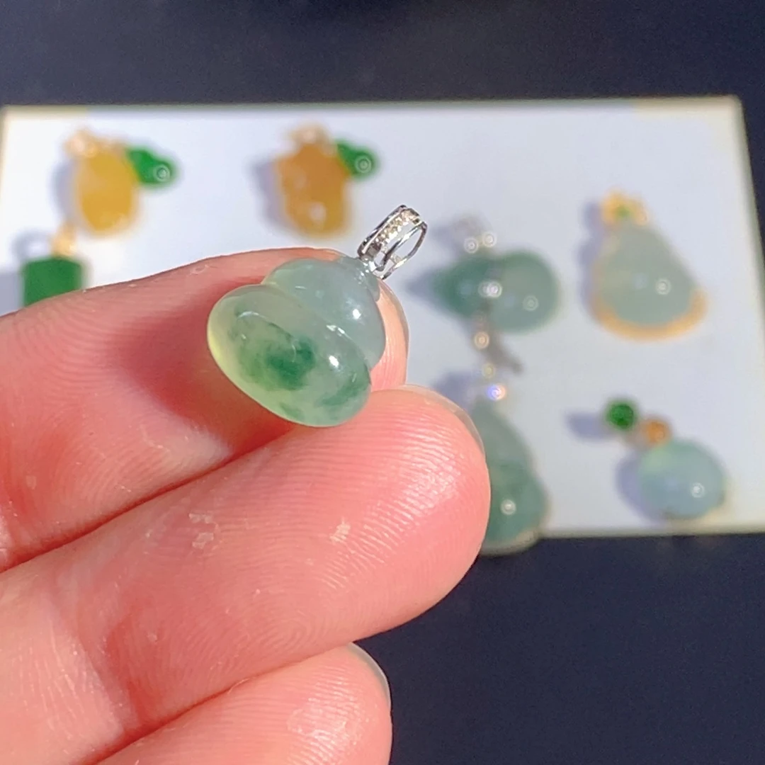 颈饰18K金镶嵌翡翠…………