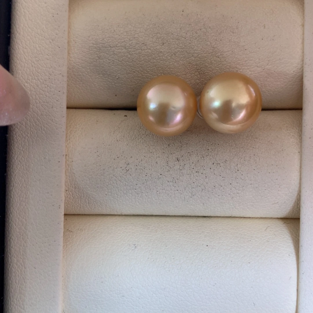 18K金镶嵌海水珍珠耳饰
