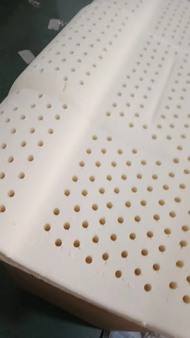 B1瑕疵洞洞KE142白色天然乳胶枕60*32*8枕芯发1