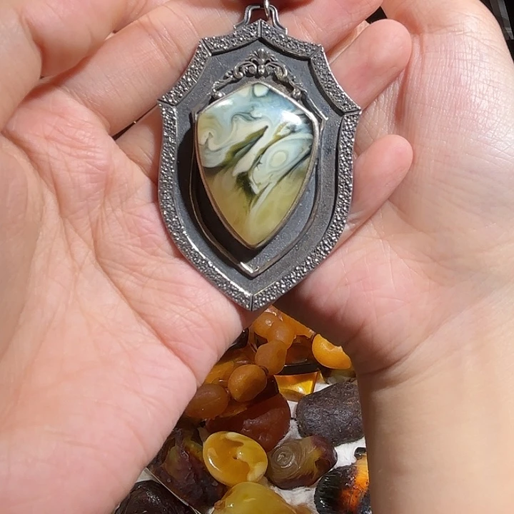 琥珀银S925镶嵌颈饰蜜蜡盾牌