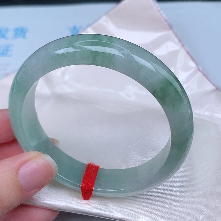 翡翠手镯未镶嵌带****?天然