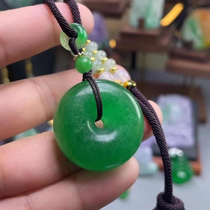 翡翠未镶嵌吊坠(赠链)