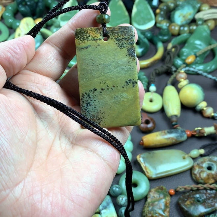 吊坠(赠链)未镶嵌岫岩河磨玉（透闪石质玉）