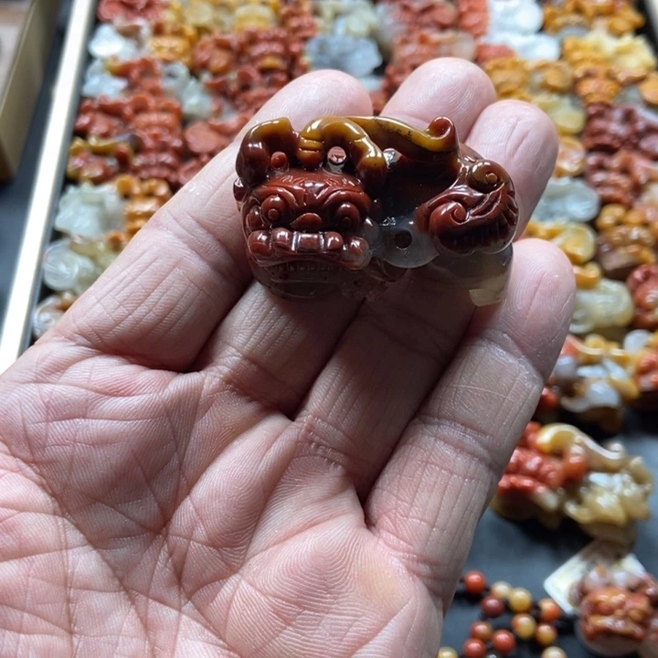 石英质玉（黄龙玉）未镶嵌颈饰