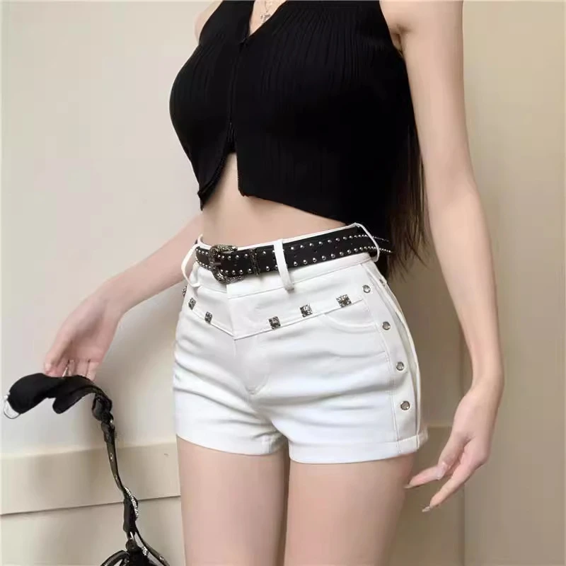白色美式辣妹热裤低腰短裤修身铆钉弹力提臀夏季牛仔直筒短裤热裤