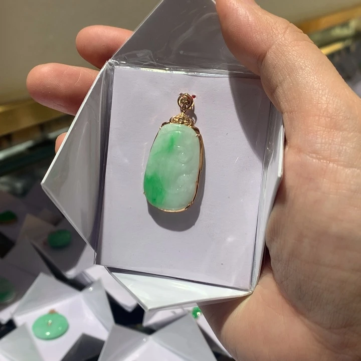 翡翠颈饰18K金镶嵌翡翠吊坠