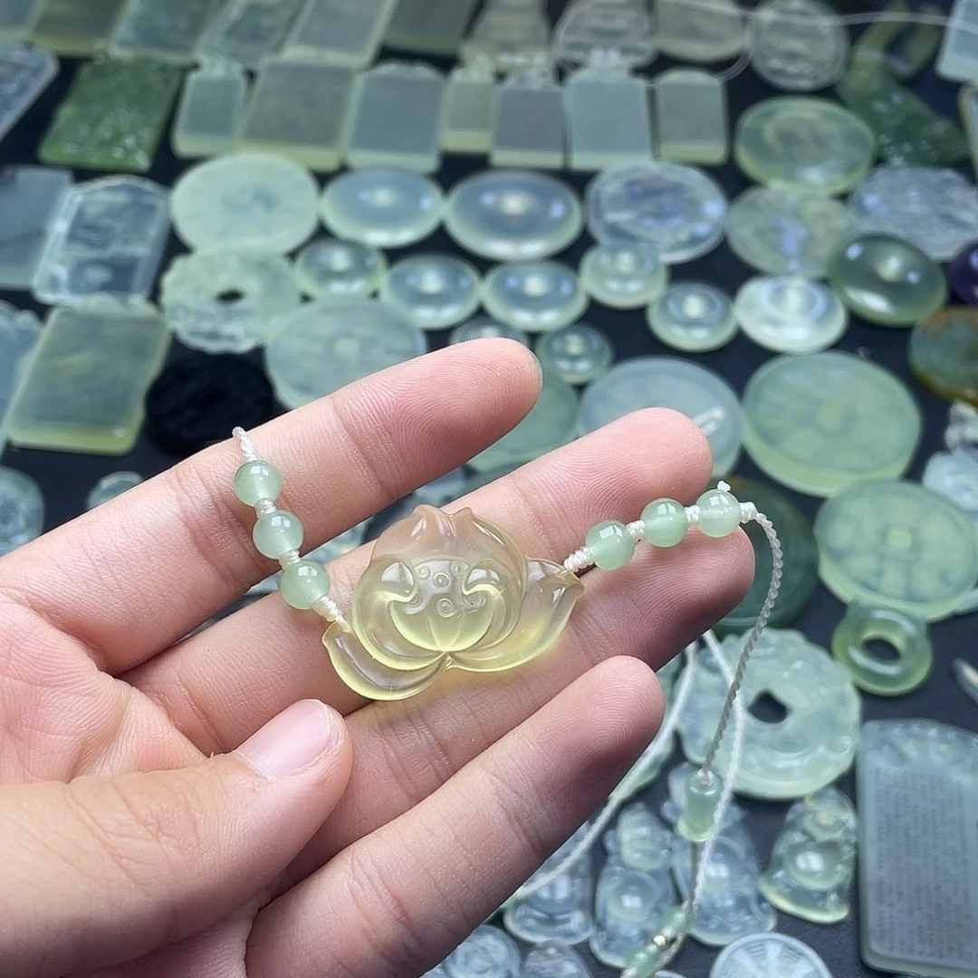 岫玉未镶嵌颈饰莲花