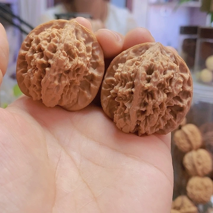 【闪购商品】文玩核桃把件39红皮乾隆纹