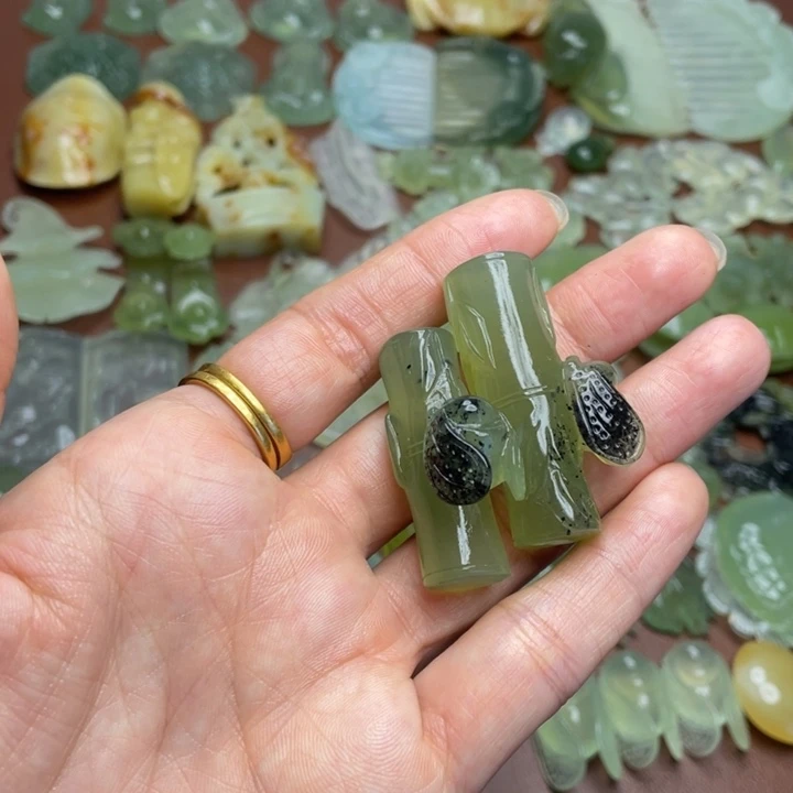 蛇纹石玉合金颈饰一个