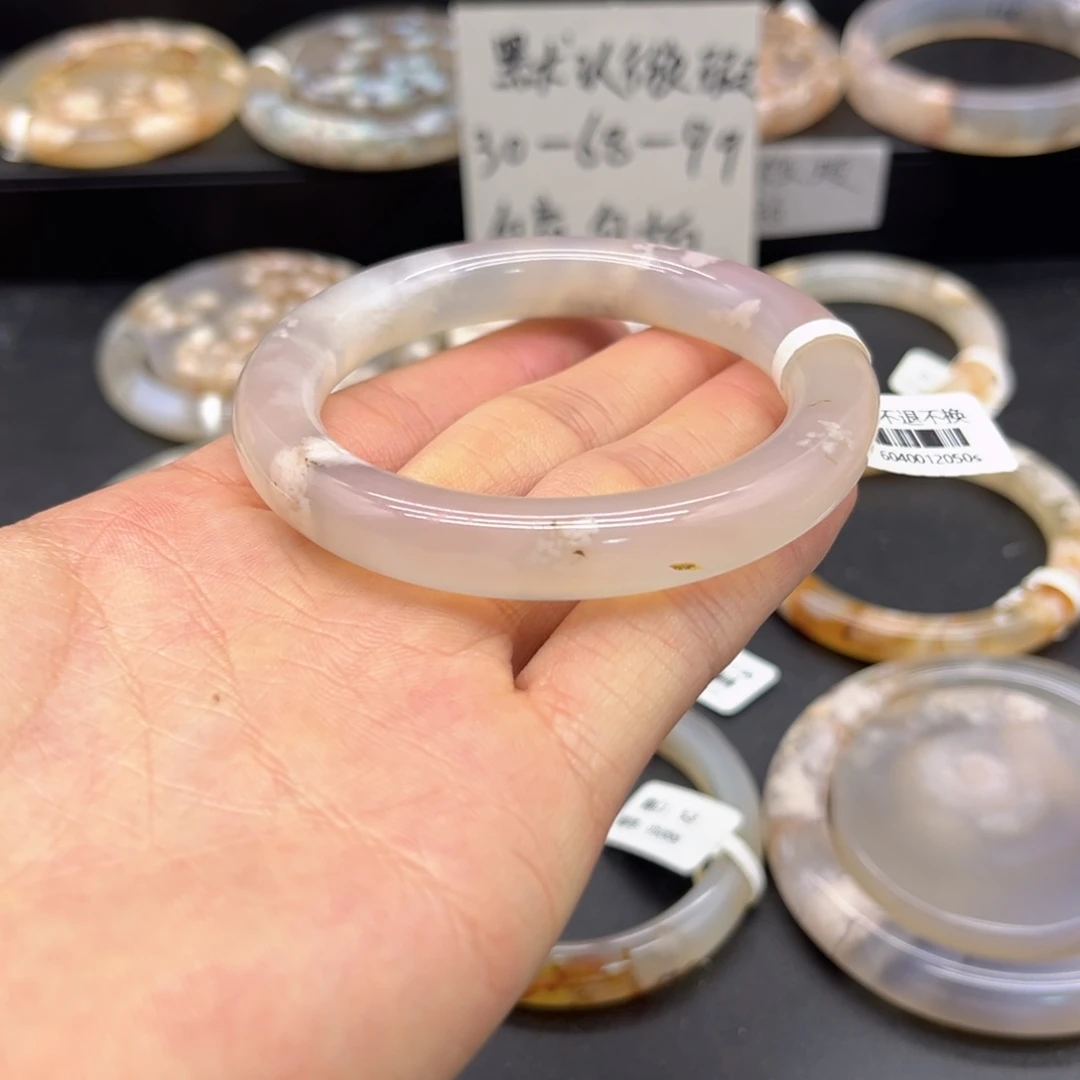 吕****玛瑙/玉髓未镶嵌颈饰