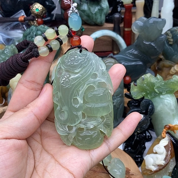 岫玉未镶嵌吊坠挂件