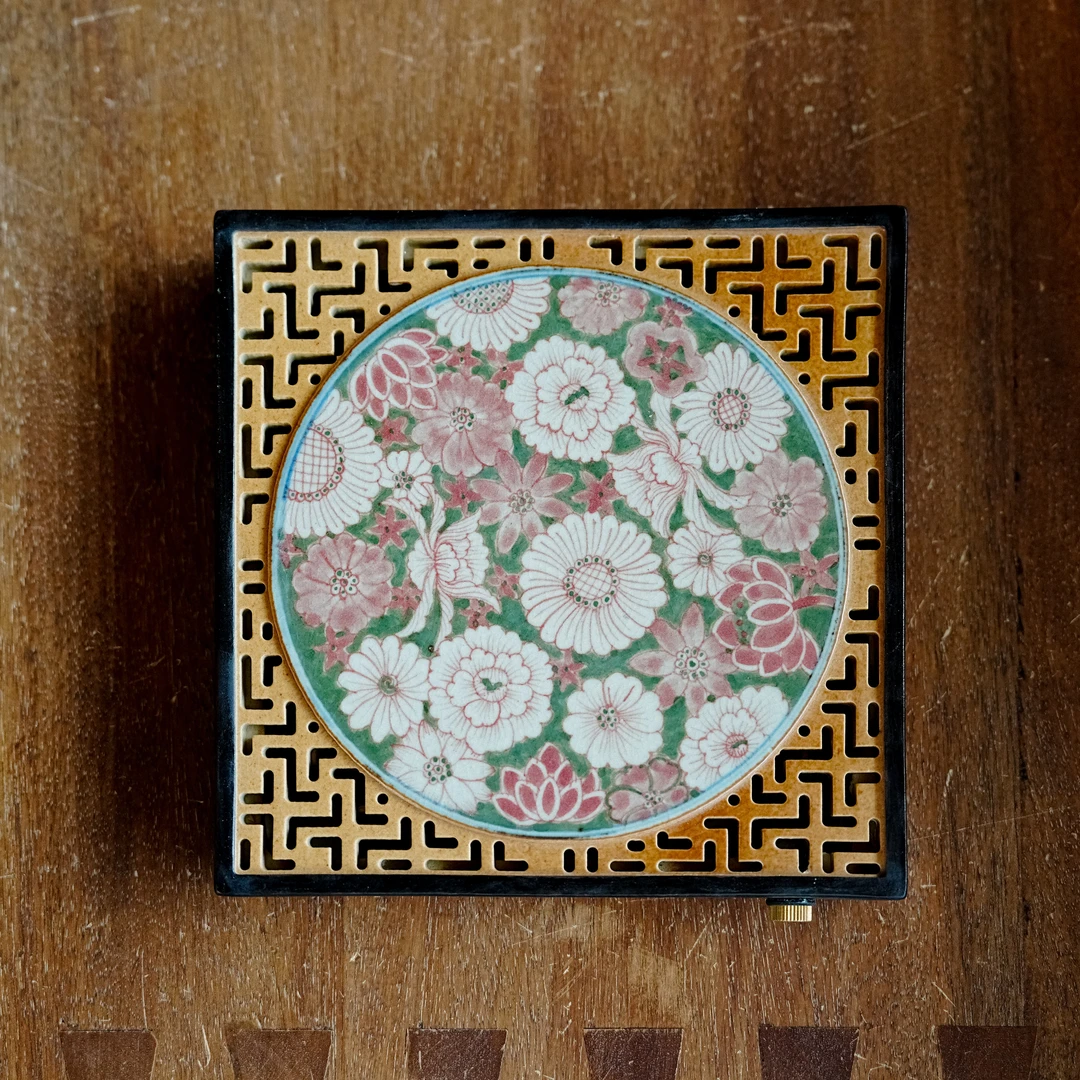 【朴云堂】四方雕窗红绿万花壶承  直径16.5cm