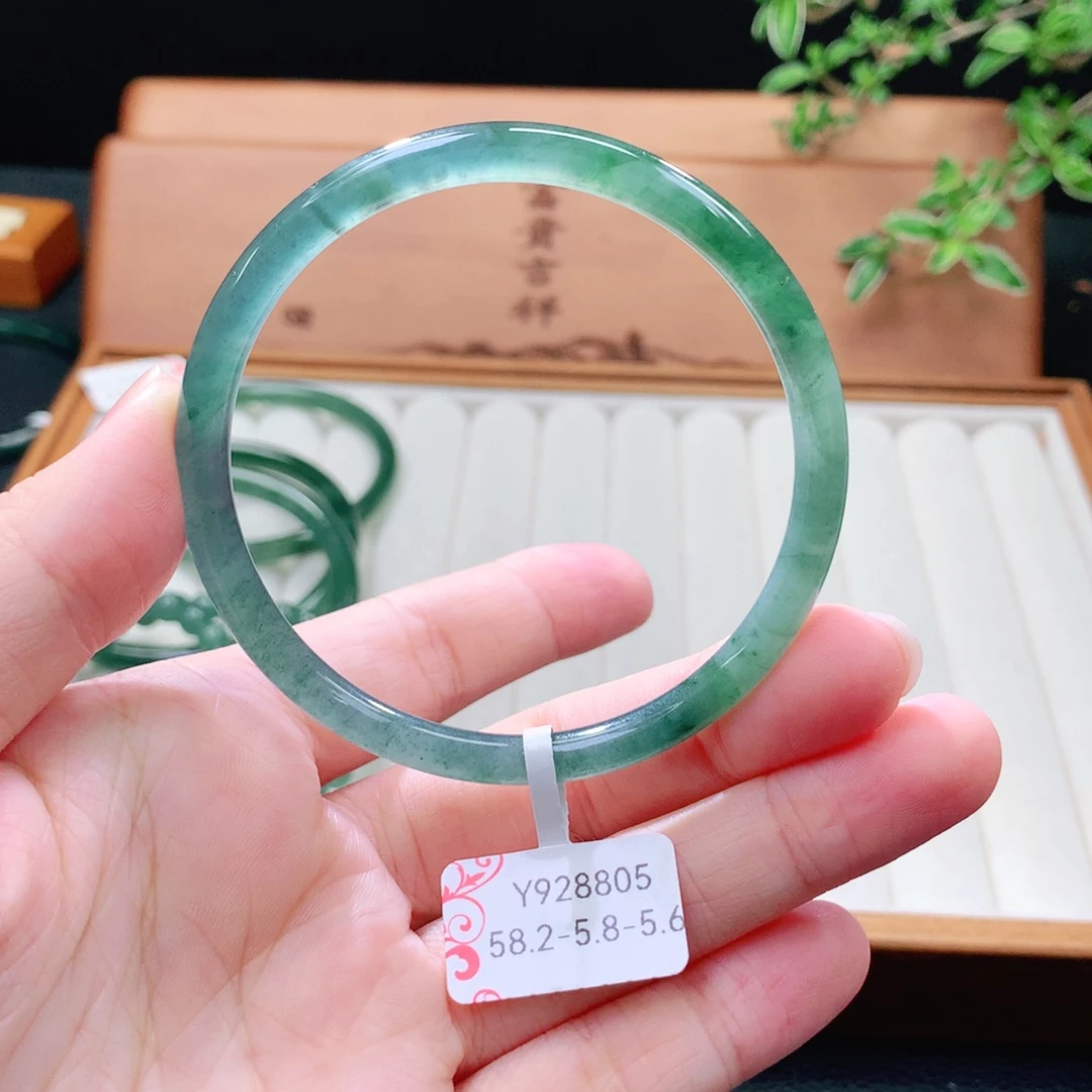 翡翠未镶嵌手镯（圆镯）