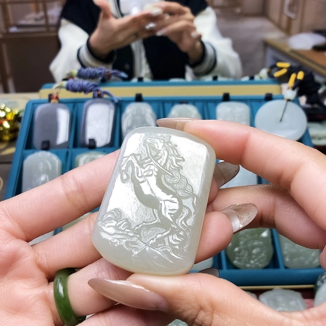 和田玉颈饰未镶嵌老**成