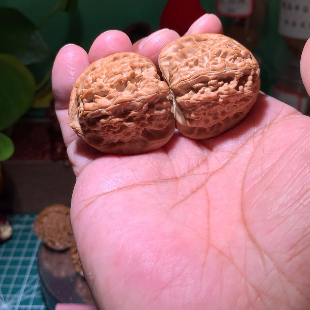 文玩核桃吊坠三角白