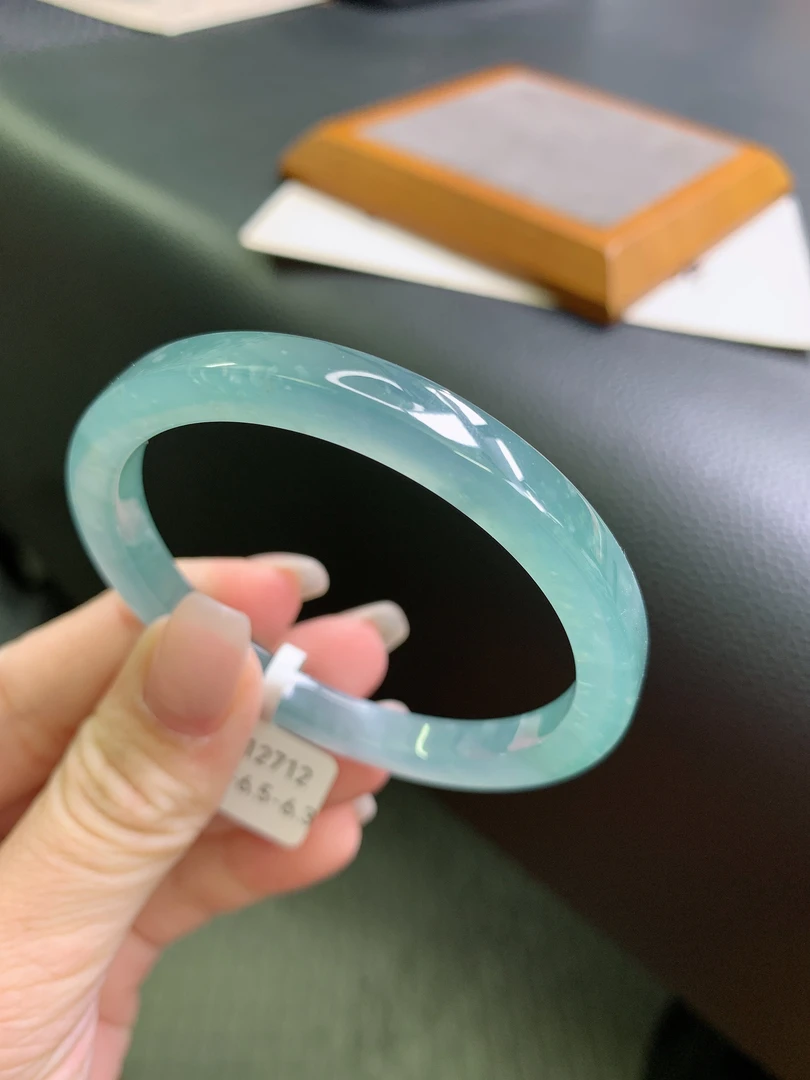 天然翡翠A货高冰晴水绿卡镯53-54圈冰绿时尚网红款冰透起胶无纹裂