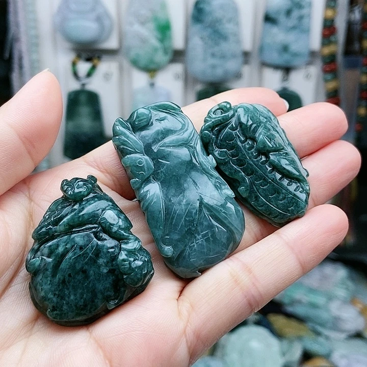 颈饰足铂镶嵌翡翠翡翠