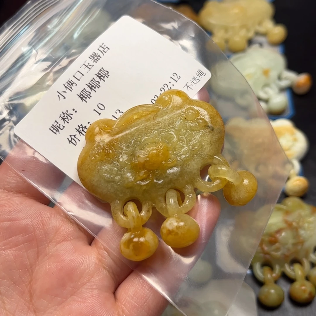 椰***椰未镶嵌蛇纹石玉颈饰