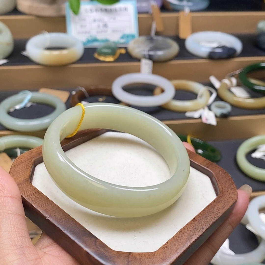 未镶嵌手镯和田玉