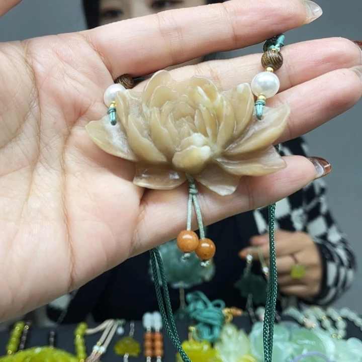 朱***语蛇纹石玉未镶嵌颈饰