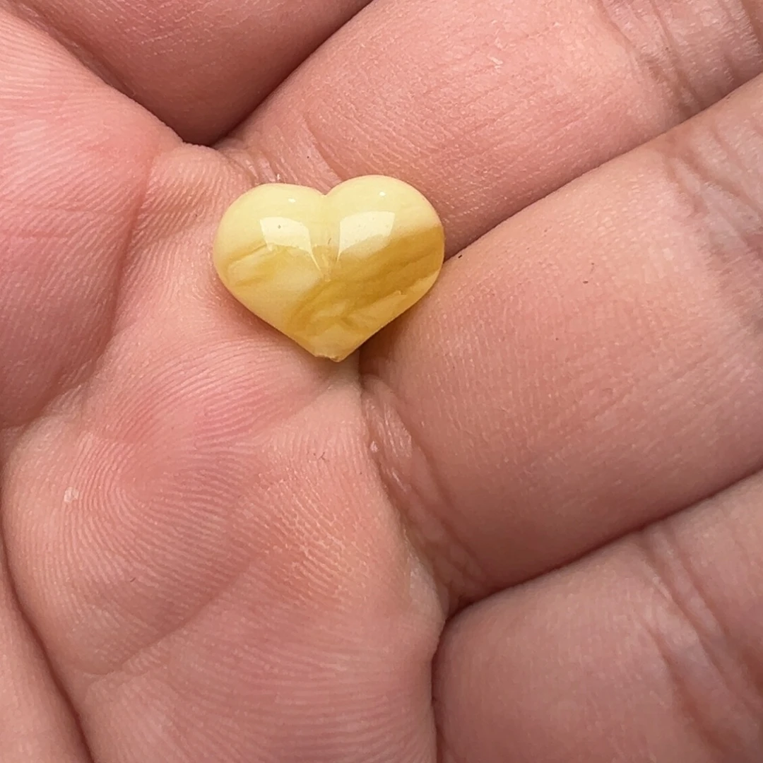 琥珀未镶嵌裸石小屁桃