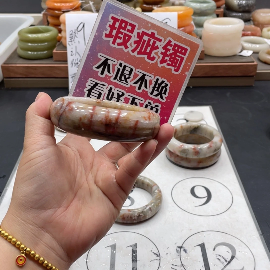 陈***n未镶嵌手镯石英质玉
