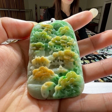 翡翠未镶嵌项圈一个