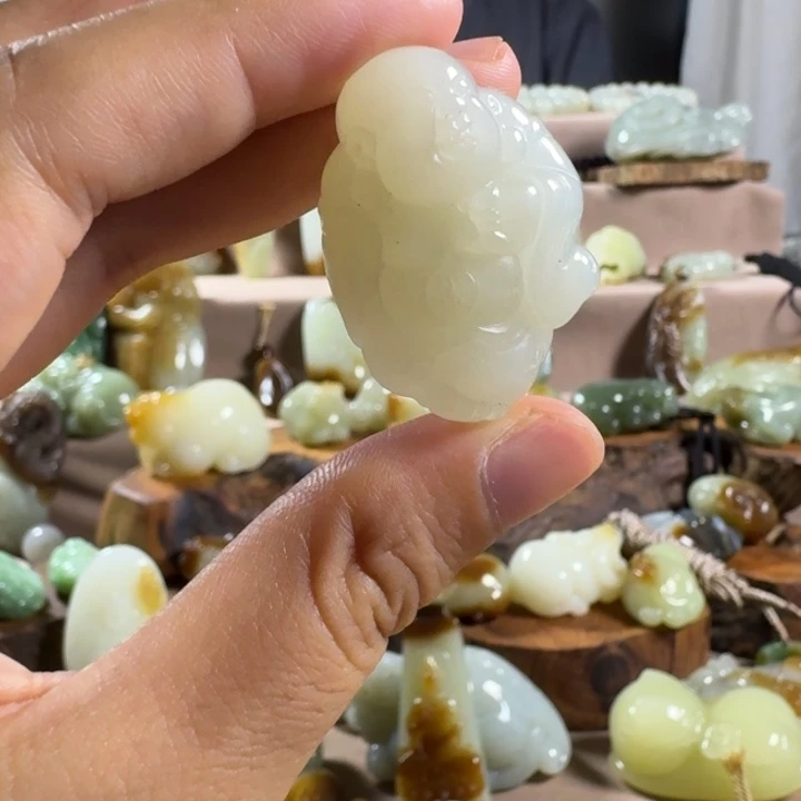 颈饰未镶嵌和田玉（糖玉）