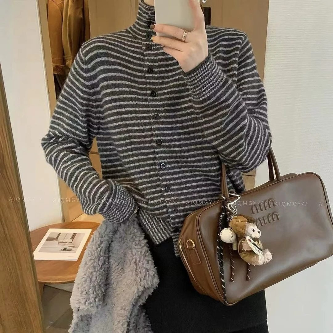 7166 灰色条纹侧排扣韩系百搭显瘦毛衣上衣