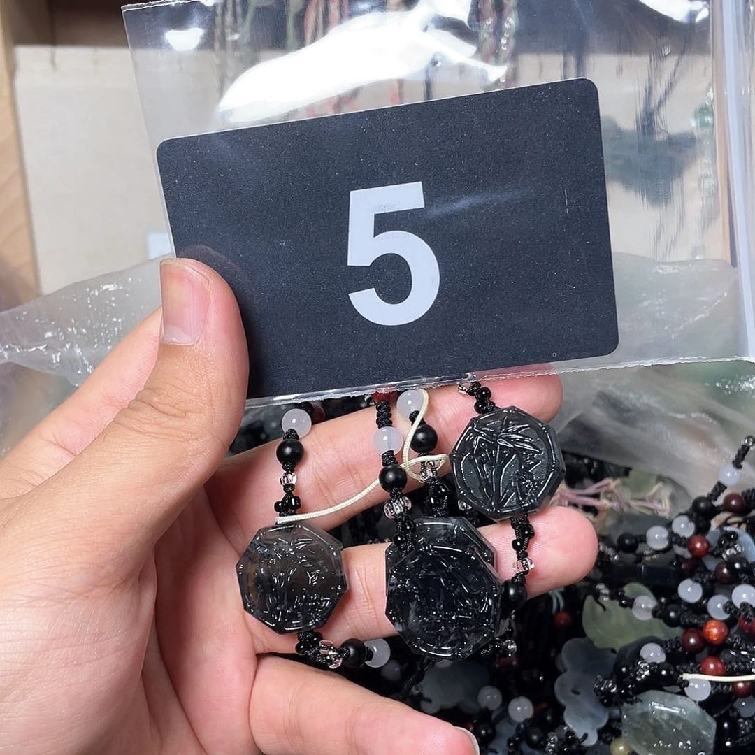 蛇纹石玉颈饰合金