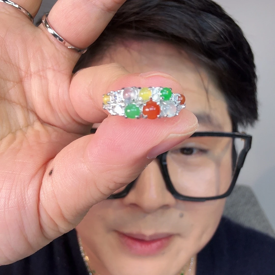 翡翠未镶嵌颈饰一件