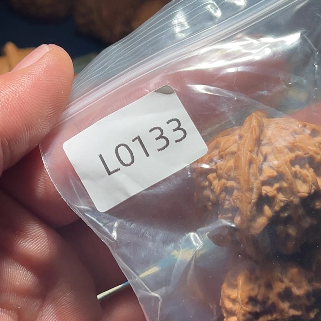 文玩核桃吊坠白狮