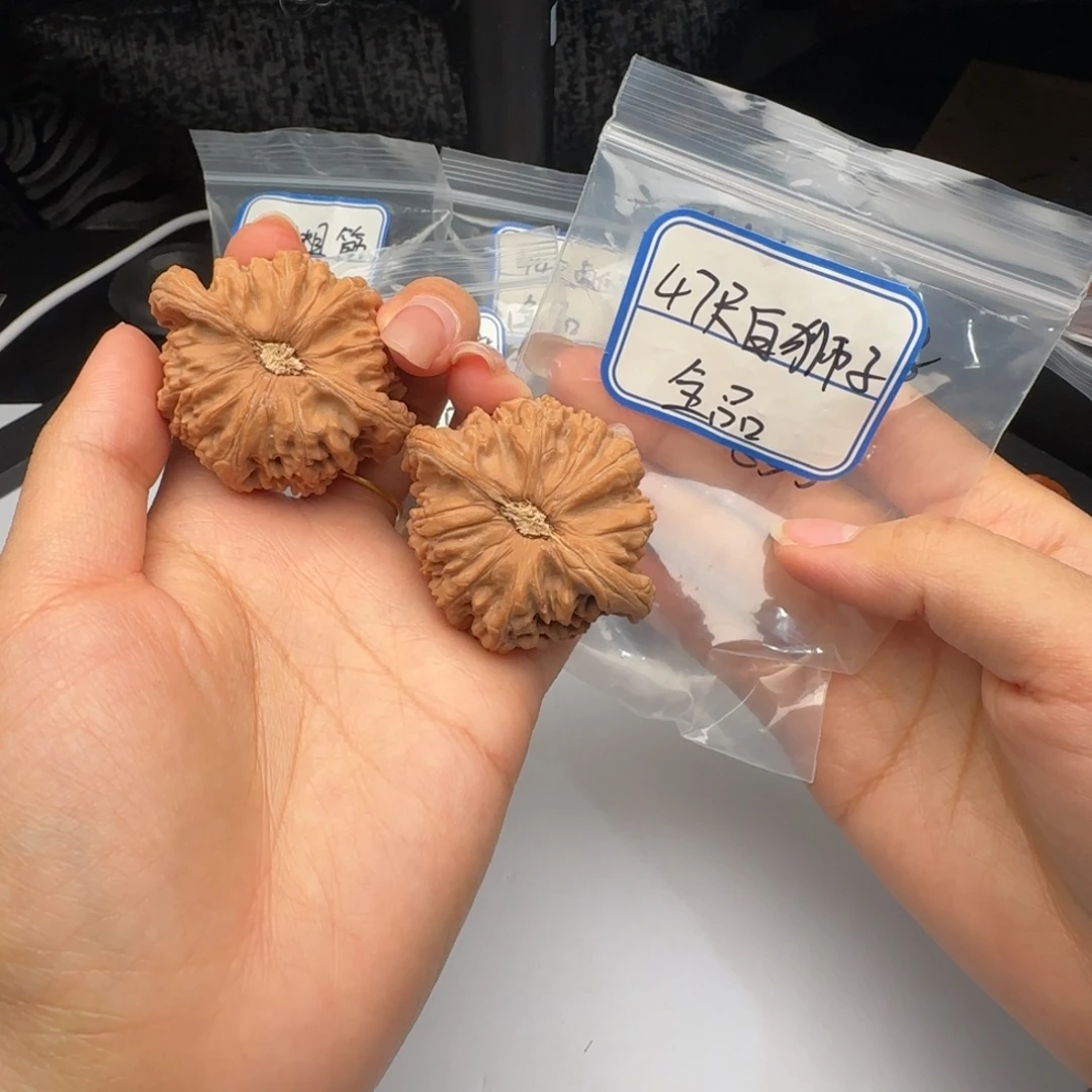 文玩核桃吊坠47白狮子