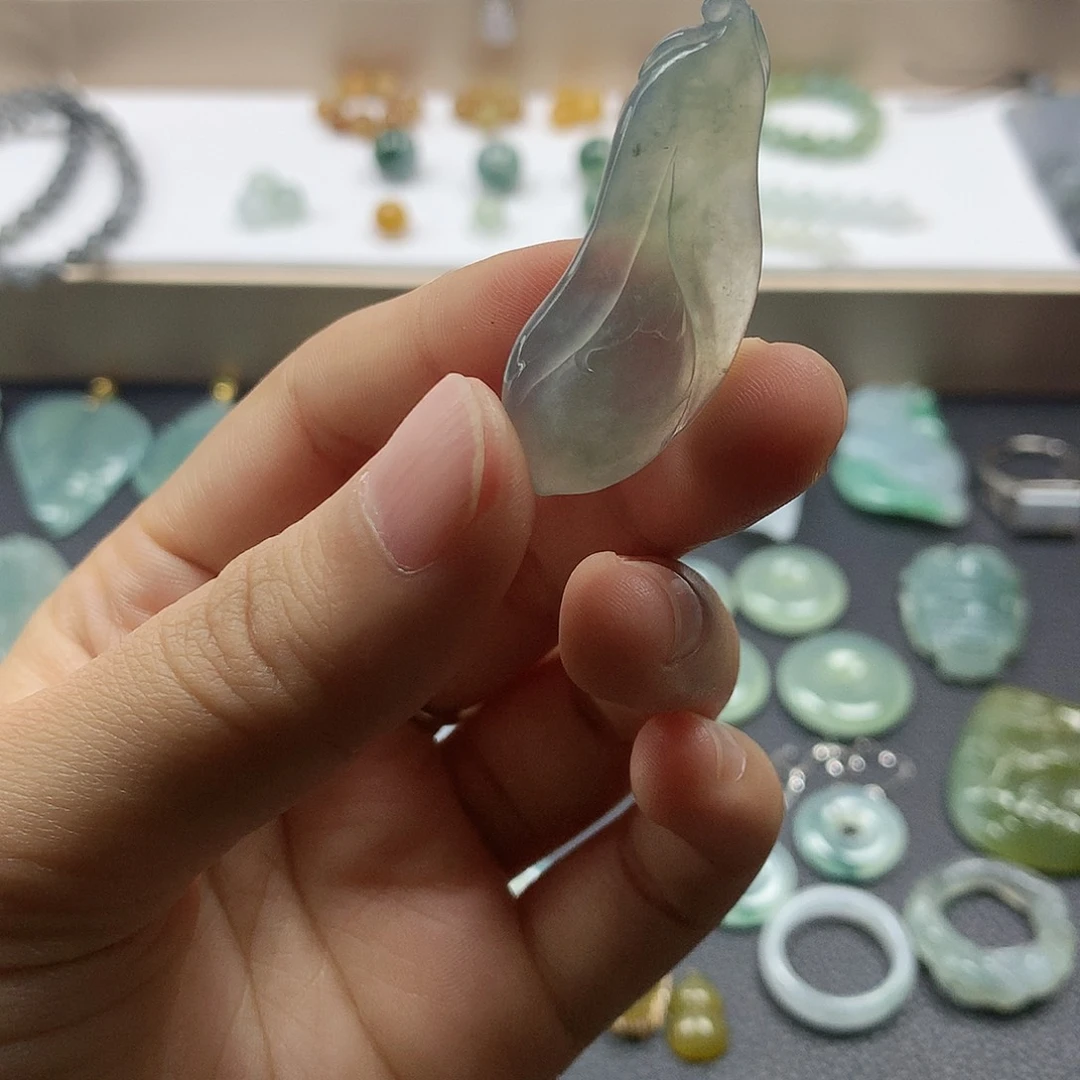 翡翠未镶嵌颈饰玉兰花