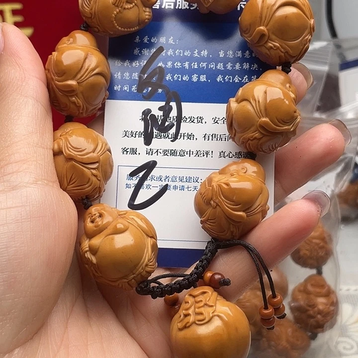 三***生橄榄核吊坠雕刻工艺