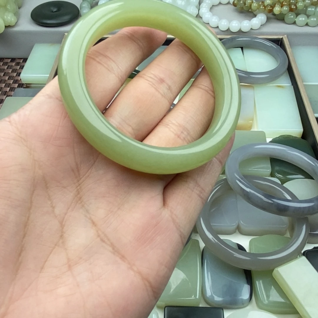 日***人和田玉未镶嵌颈饰