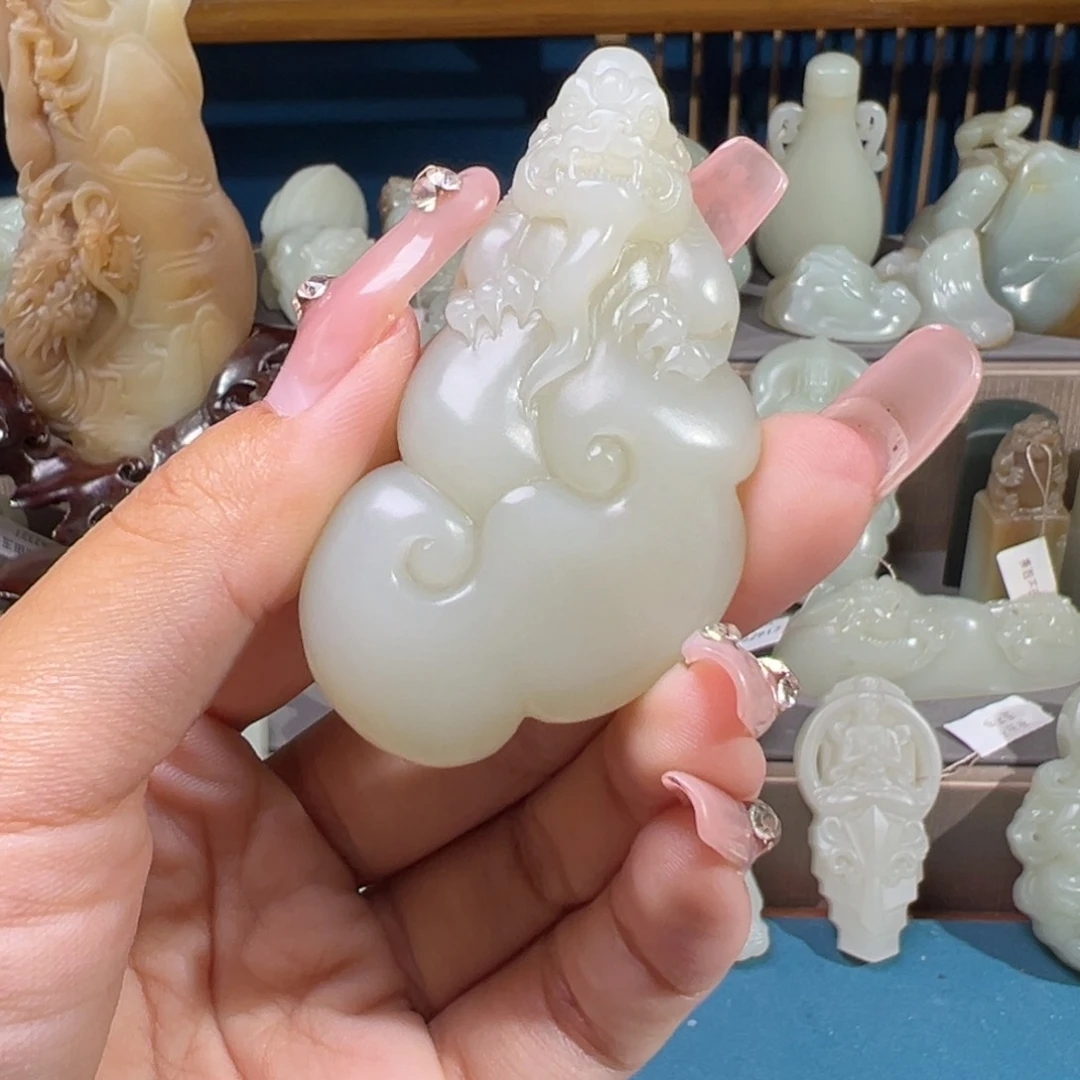 张***卖和田玉（糖玉）未镶嵌颈饰