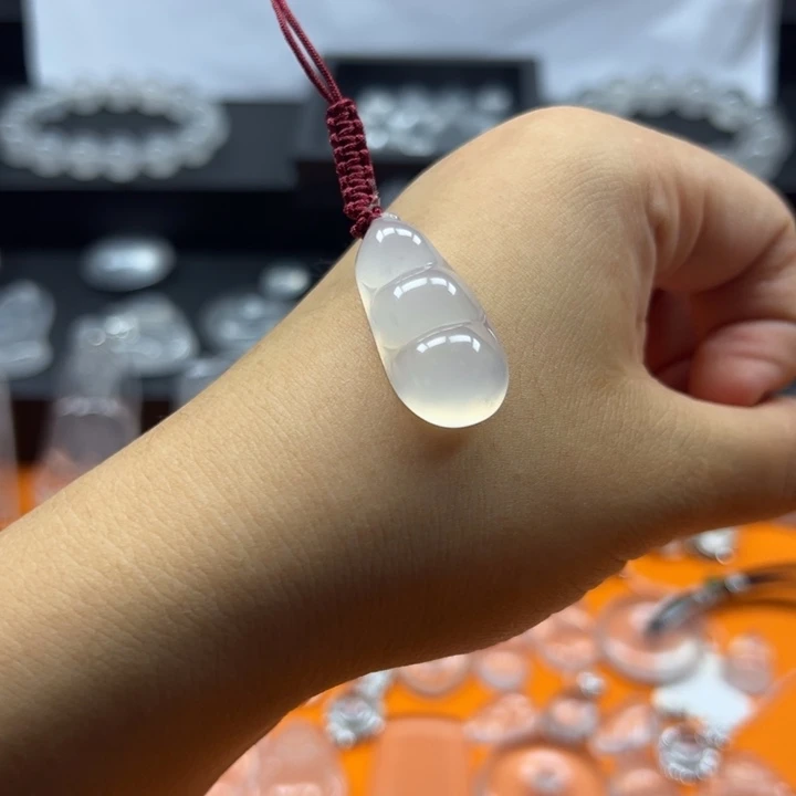 石英质玉未镶嵌颈饰