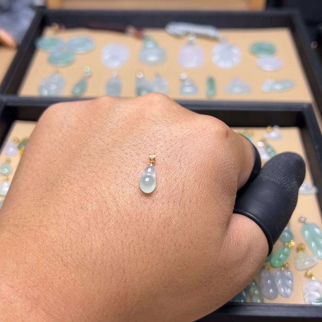 翡翠18K金镶嵌颈饰豆子