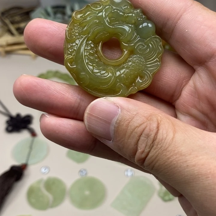 @***子蛇纹石玉未镶嵌颈饰