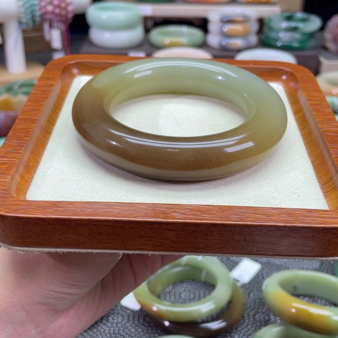 好***祥石英质玉未镶嵌手镯