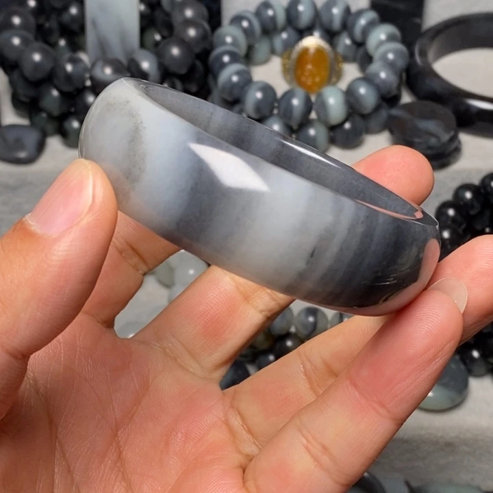 和田玉（墨玉）未镶嵌颈饰